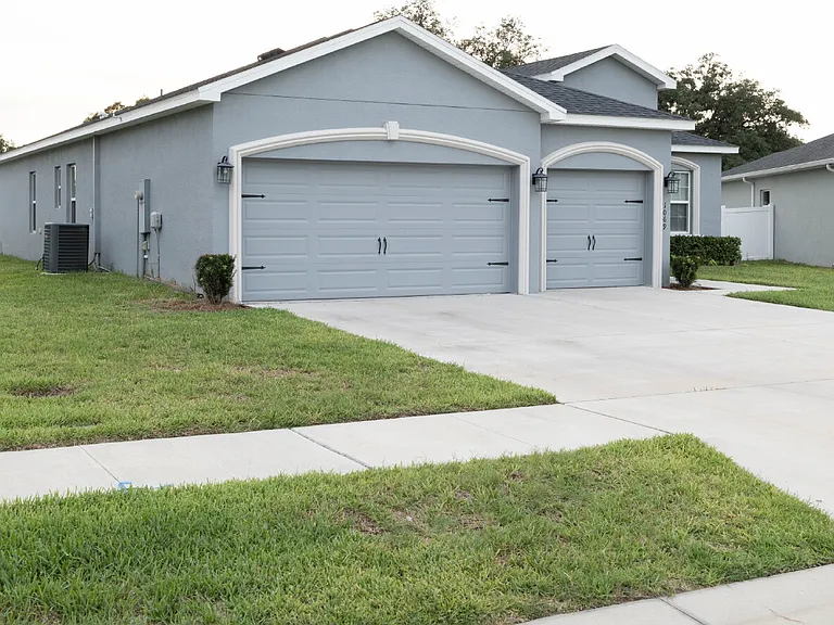 1069 Montgomery Ln — Photo 2