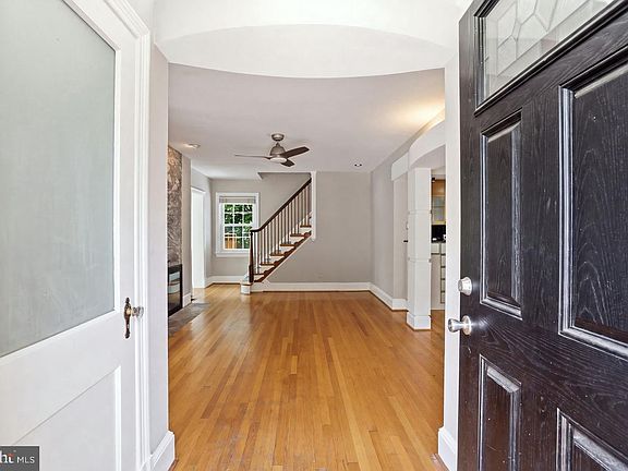 3rd image of 1706 N Glebe Rd