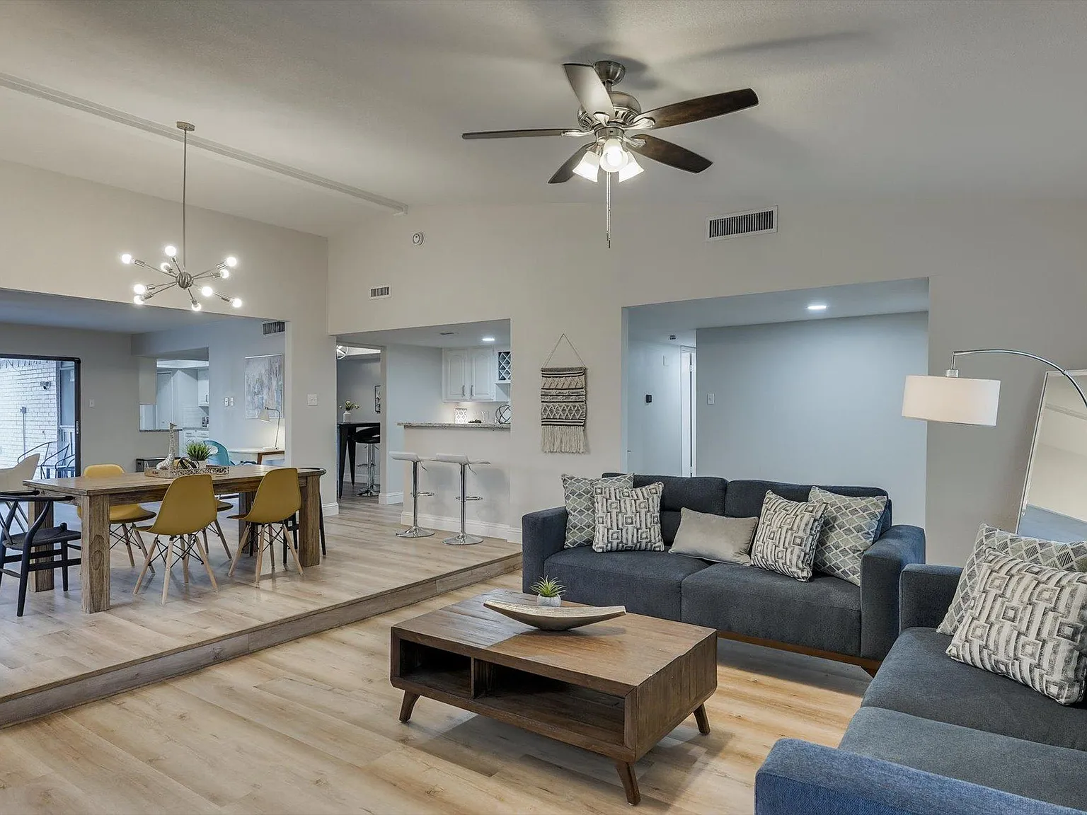 4 bed, 2151 sqft, $6,950 — Photo 4