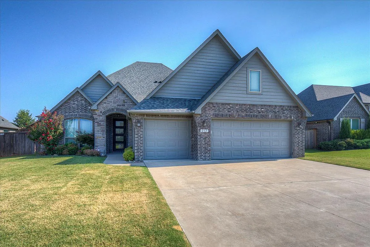 4 bed, 3.0 bath, 2835 sqft, $3,300 — Photo 1