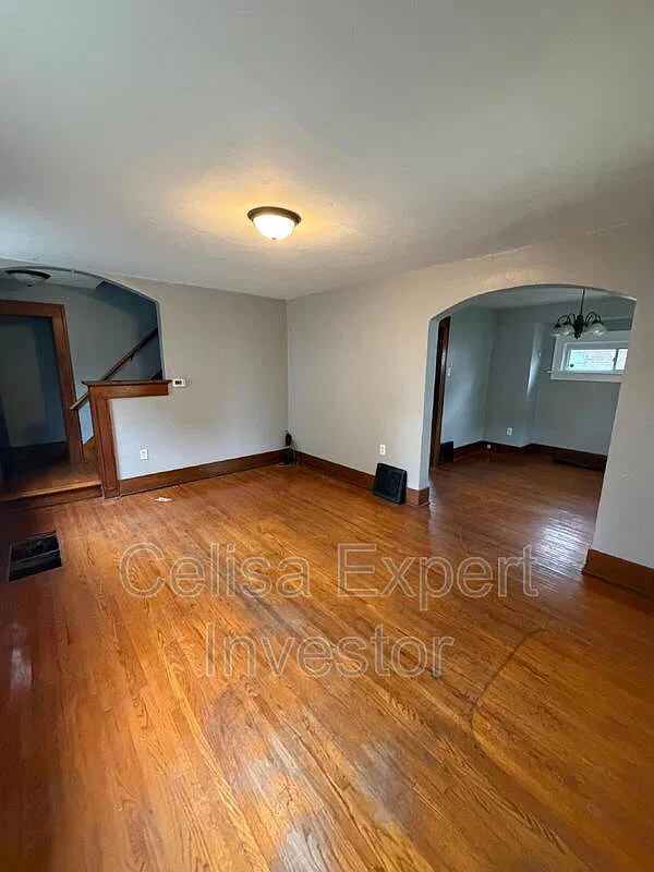 3 bed, 1.0 bath, 1050 sqft, $1,250 — Photo 2