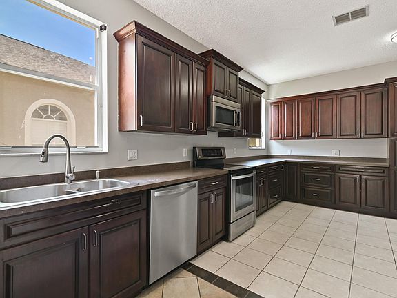 4th image of 3323 Foxcroft Cir