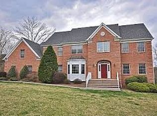133 Cumberland Ct, Paramus, NJ 07652