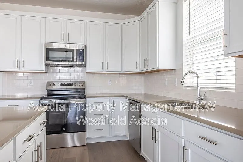 3 bed, 2.0 bath, 3239 sqft, $2,500 — Photo 3