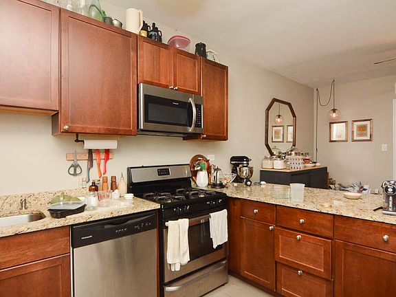 5th image of 1910 W Montrose Ave #2