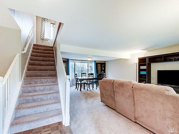 Bright and welcoming entry