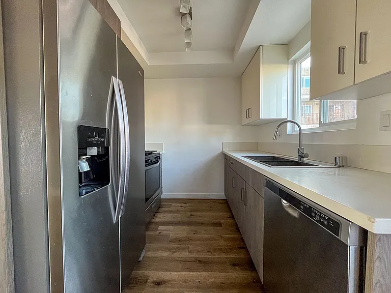 110 S Eucalyptus Ave — Photo 6