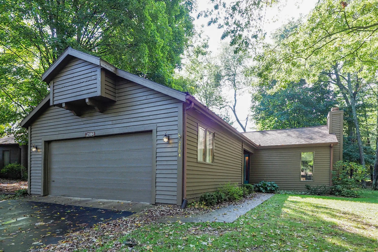 2504 Highpointe Dr photo 1