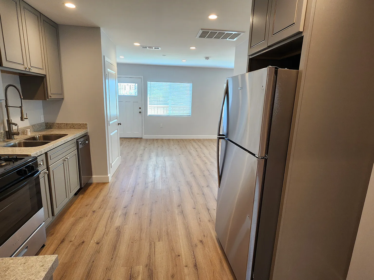 2 bed, 950 sqft, $3,350 — Photo 4
