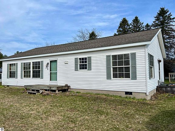 2nd image of 979 Sunset Ln NE