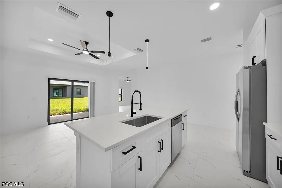 3 bed, 2.0 bath, 1200 sqft, $1,800 — Photo 3