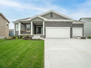 1820 NE Ravenwood Dr, Lees Summit, MO 64086