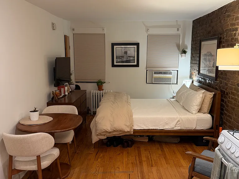 230 W 16th St #2E — Photo 1