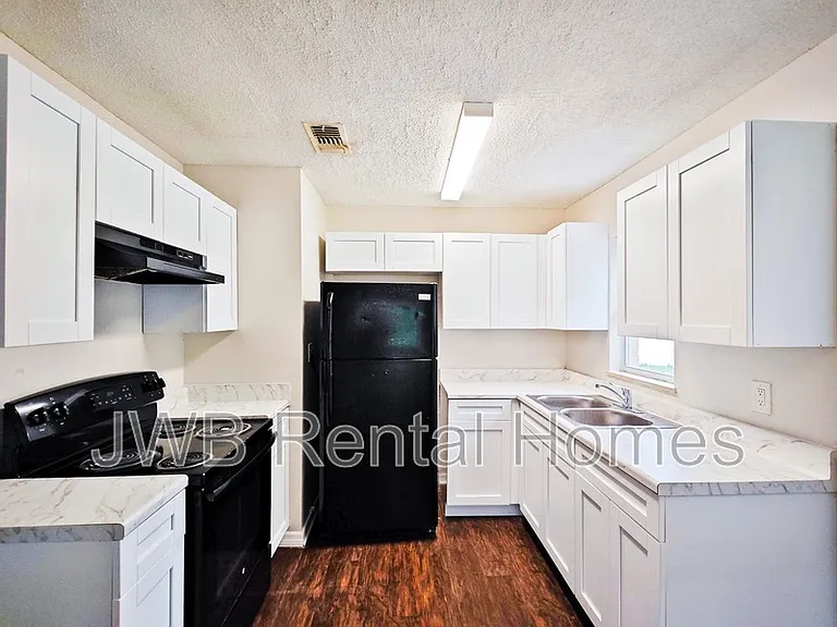 3375 Aldridge Rd E — Photo 2
