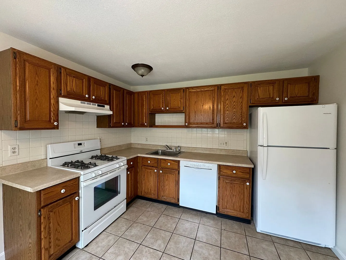 Bright and Spacious Corner Unit in North Andover Pet-Friendly with Great Amenities! — Photo 2