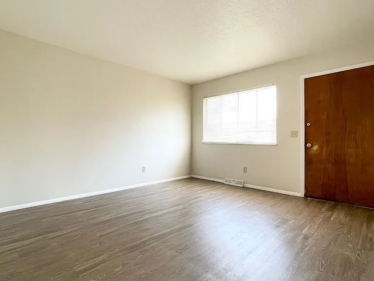 5517 Douglas Rd — Photo 3