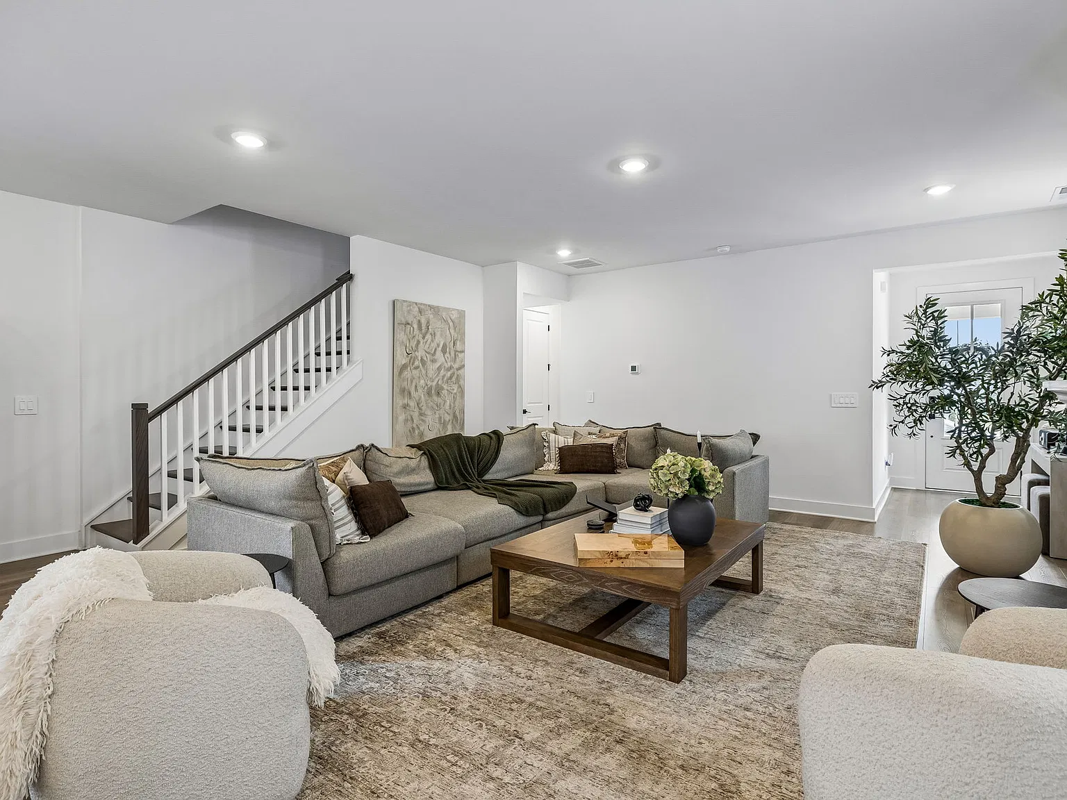 4 bed, 2755 sqft, $5,500 — Photo 2