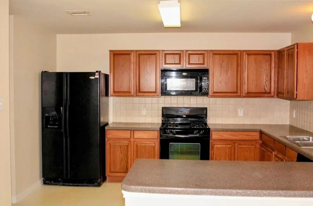 3 bed, 2.0 bath, 2138 sqft, $2,045 — Photo 3