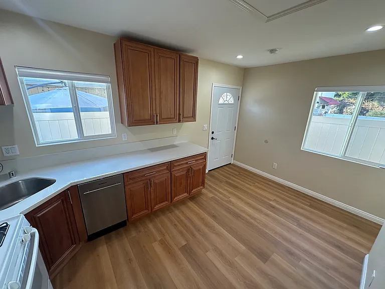 10644 1/2 Pinewood Ave — Photo 18