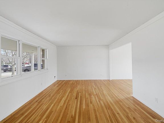 3rd image of 6 Arden Lane