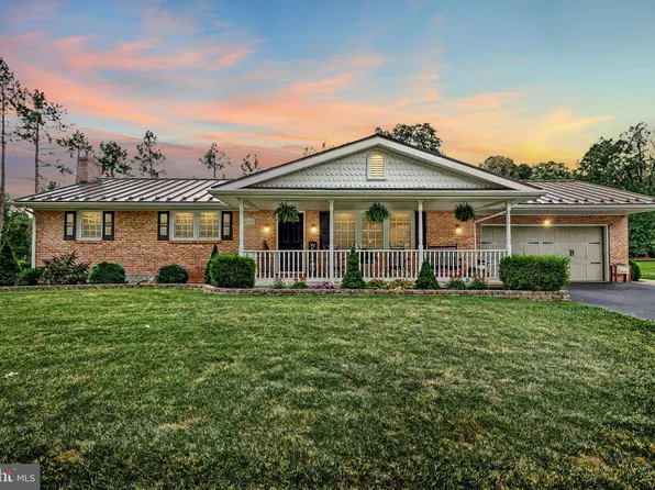 6122 Hill Top Dr E, Spring Grove, PA 17362