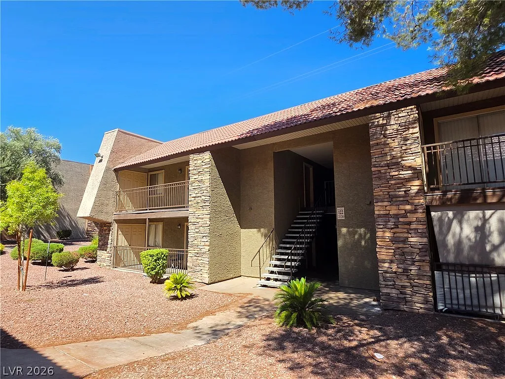 2 bed, 1.0 bath, 816 sqft, $1,350 — Photo 2