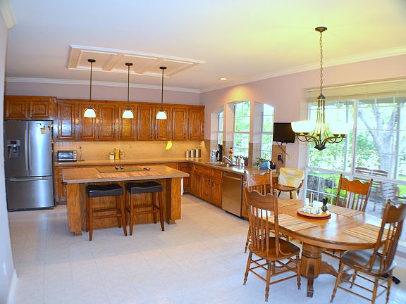 3rd image of 1205 Parkview Ln