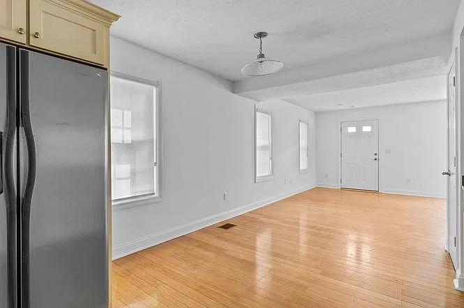 3 bed, 3.5 bath, 1990 sqft, $4,250 — Photo 2