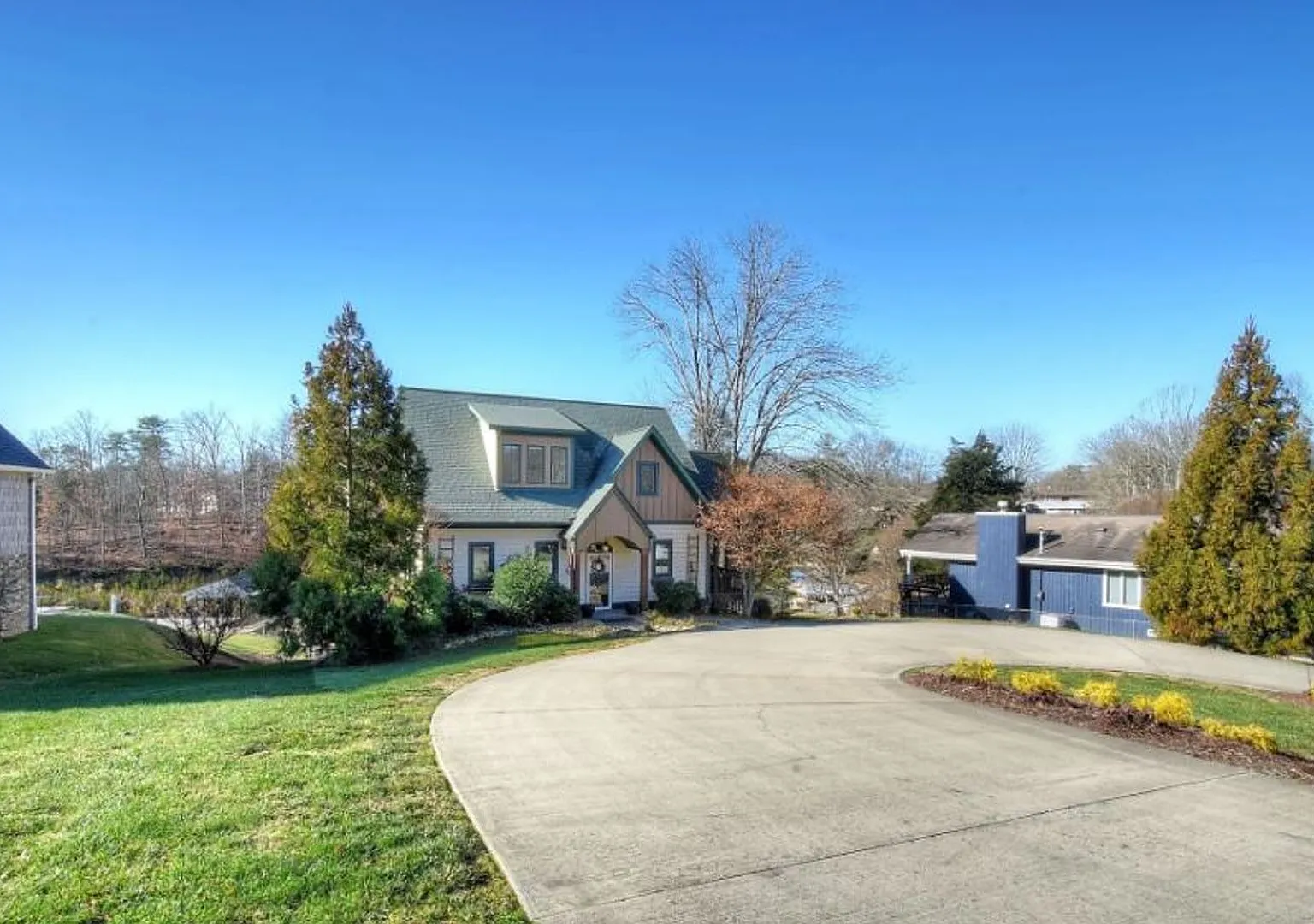 Gorgeous Lake House! 3 Bedrooms/3.5 Baths On Boone Lake $3,900 Monthly — Photo 3