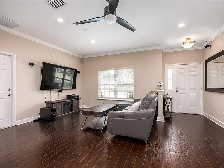 5504 NW 34th St — Photo 2