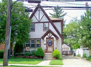 11 Linmouth Rd, Malverne, NY 11565