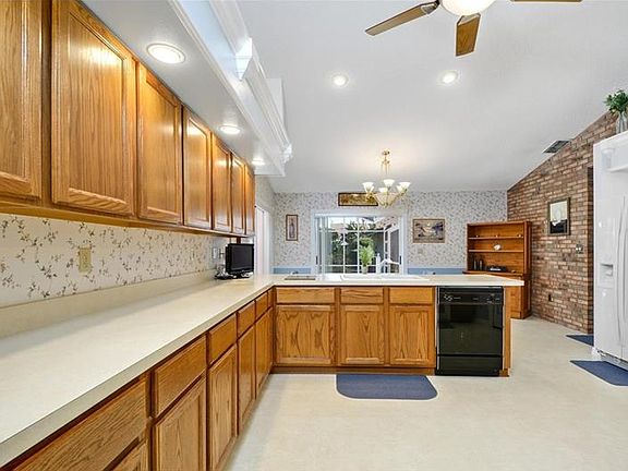 4th image of 4590 Yorkshire Ln