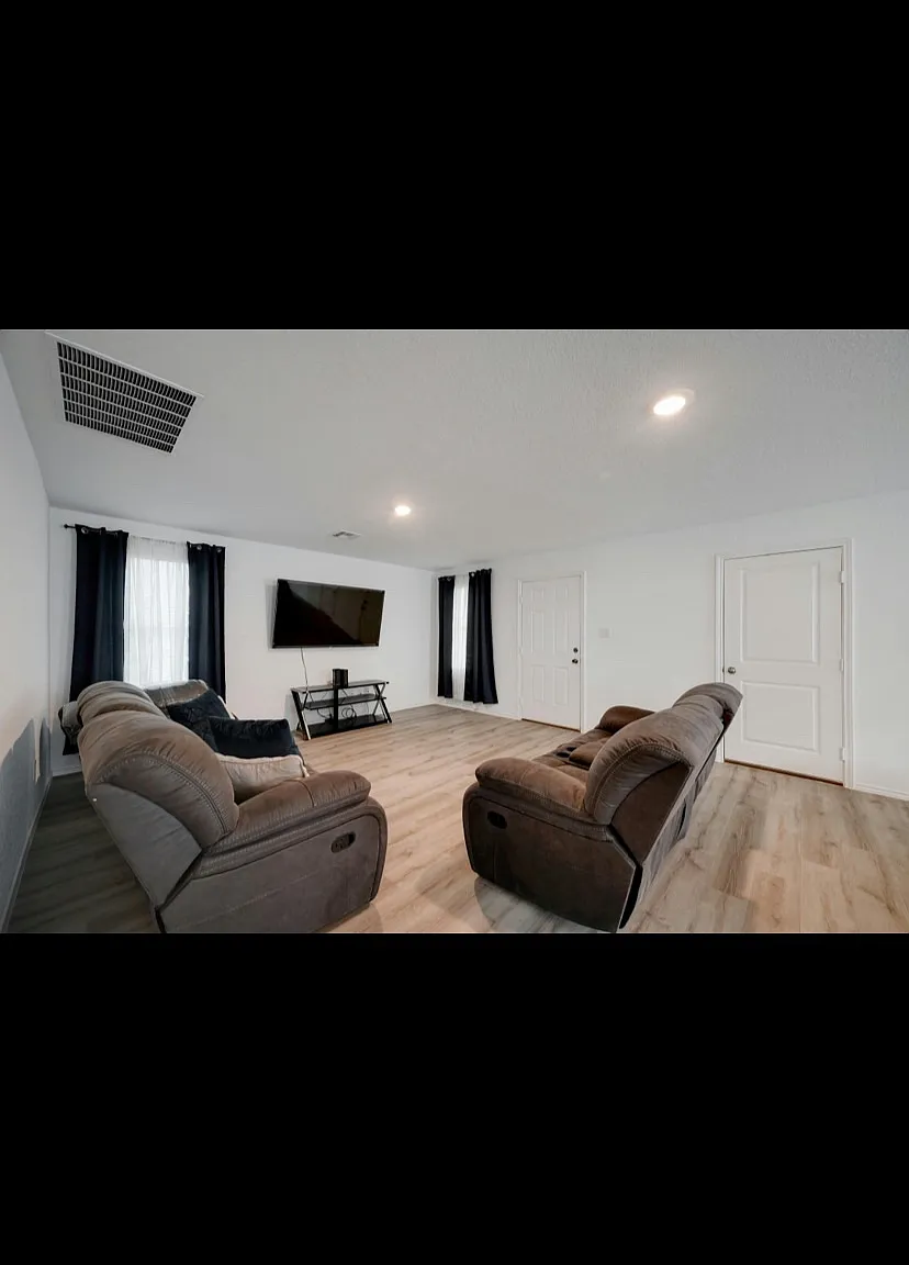 3 bed, 1440 sqft, $1,700 — Photo 2