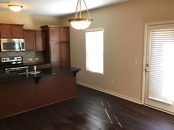 3rd image of 515 Soaring St