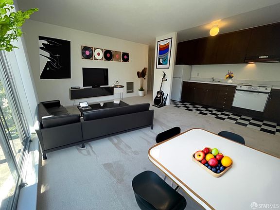 3rd image of 2221 Gough St #201