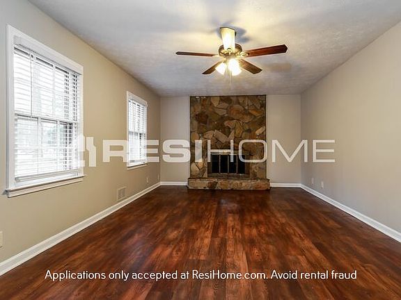 5th image of 3945 Woodland Cir SE