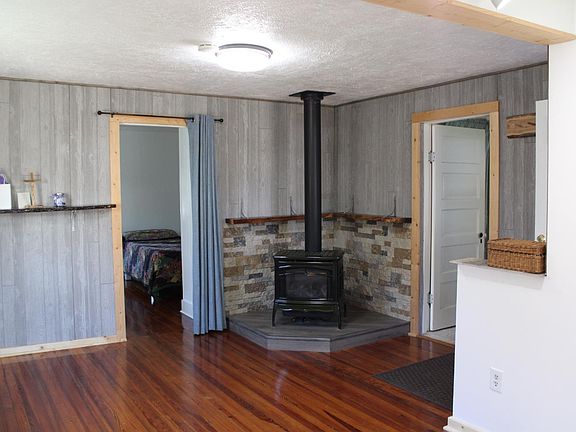 4th image of 1501 Traylor Ln