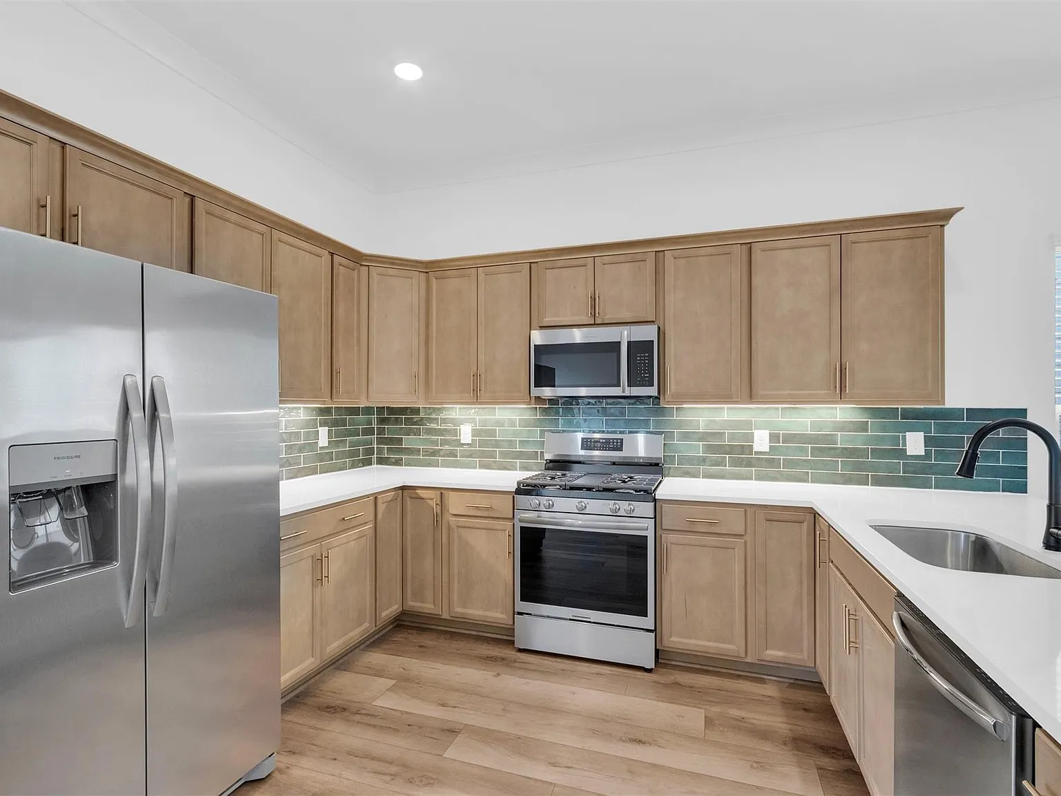 3 bed, 2.0 bath, 1392 sqft, $2,050 — Photo 3