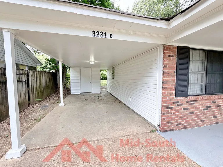 3231 Harvester Ln E — Photo 3