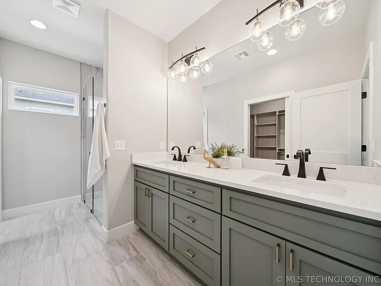 210 S Bluff St #B — Photo 13