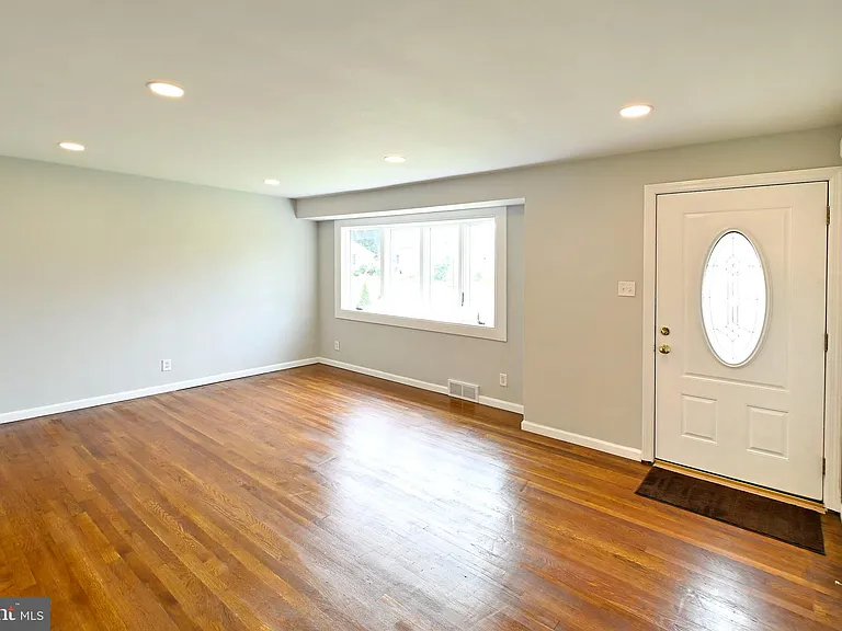 51 Macon Dr — Photo 2