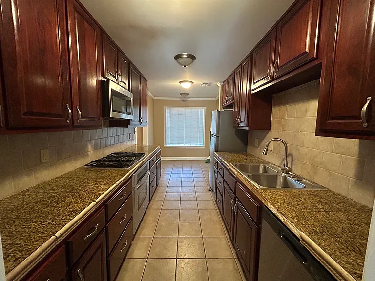 502 Ridgewood Manor Dr — Photo 2