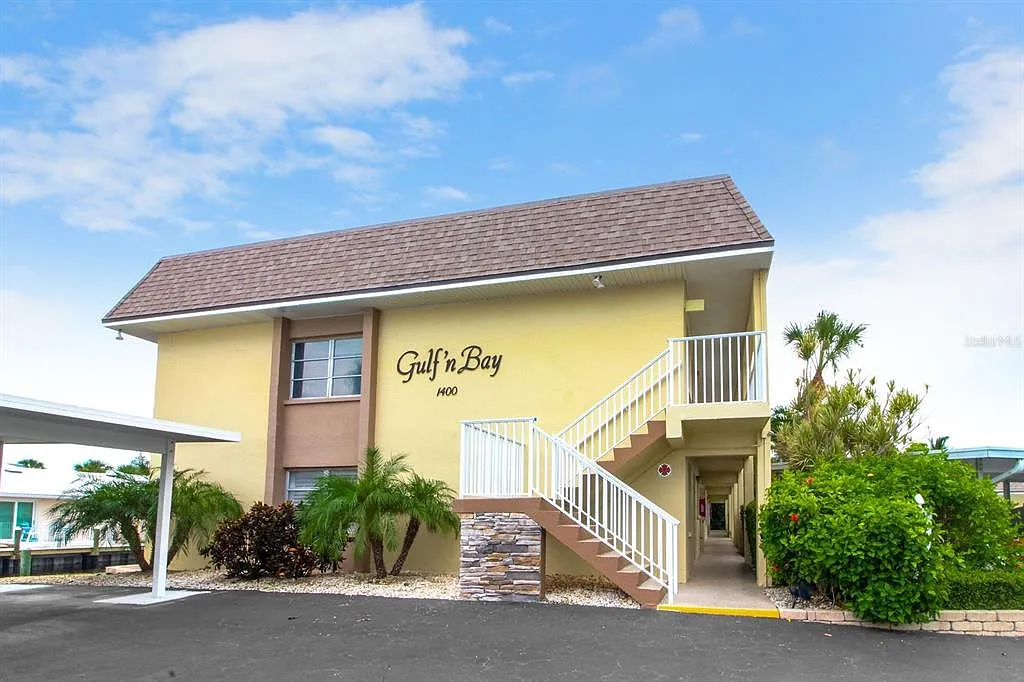 1400 Tarpon Center Dr — Photo 2