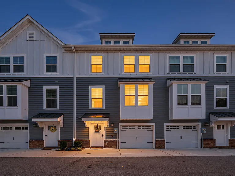 589 Westport St — Photo 1