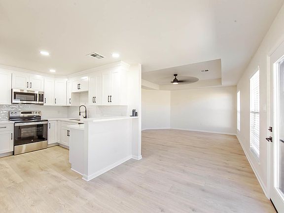 4th image of 248 Baptiste Cir