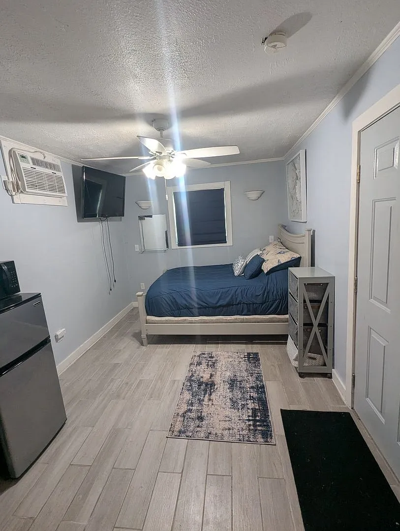 Charming Furnished Detached Studio Utilities Included Water & Electric Only! — Photo 3