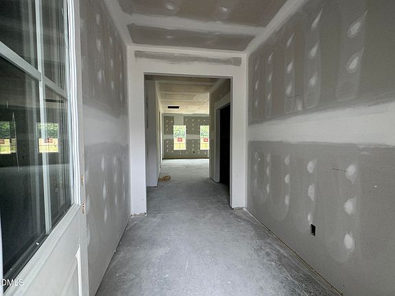 5th image of 214 Hill Valley Dr
