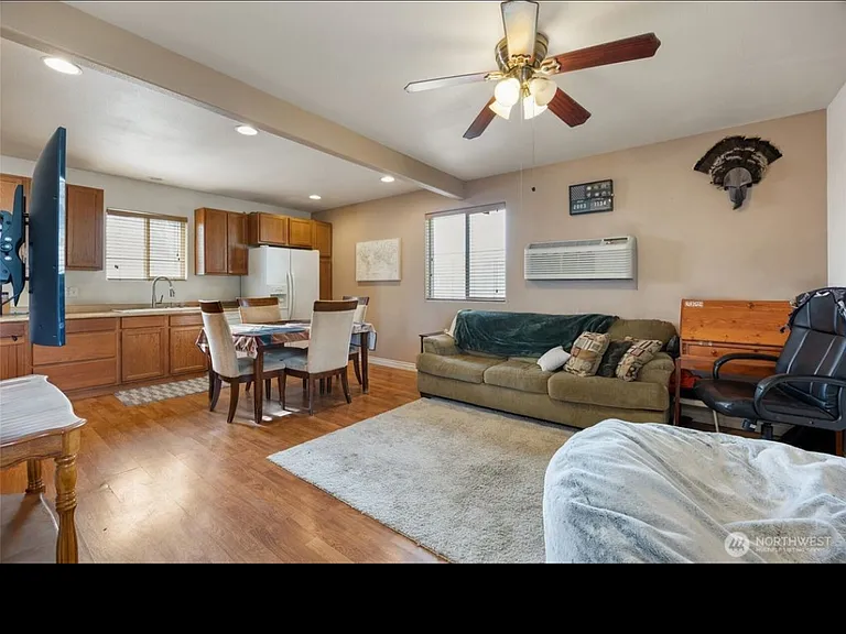 Hillcrest Dr NE — Photo 9