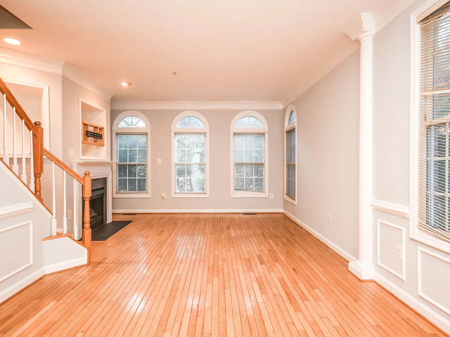 3 bed, 3.5 bath, 1216 sqft, $3,700 — Photo 2