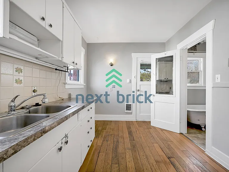 112 Wells Ave S — Photo 3